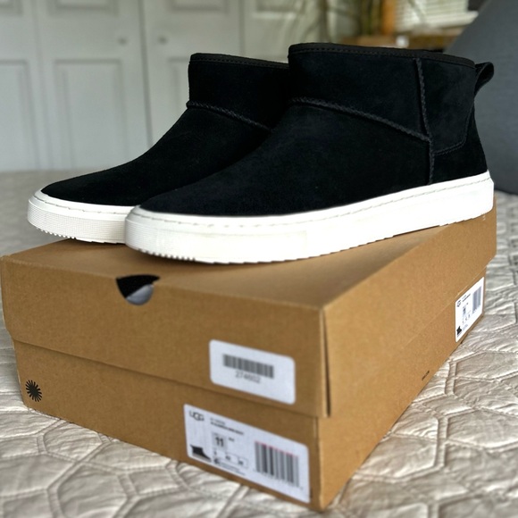 UGG W ALAMEDA MINI BOOT BLACK size 11 - Picture 2 of 10